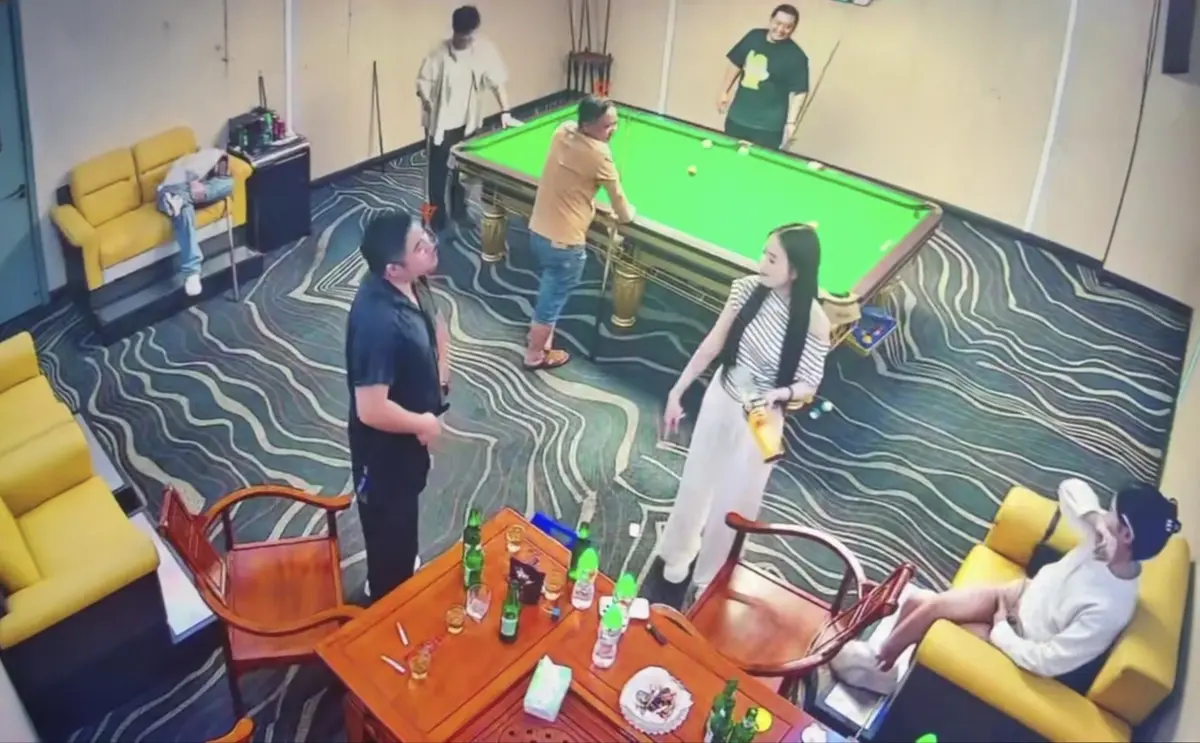 免费看《海口台球厅2V5》男女对战现场 - 台球厅2V5精彩呈现 - 助教助力超燃画面HD高清播放