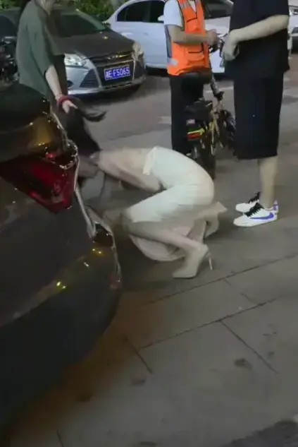 太可怕了！《白衣女子被抓头发跳河》，小三当街遭遇扯发拖行，落水事件全程高清呈现，无广告免费看！