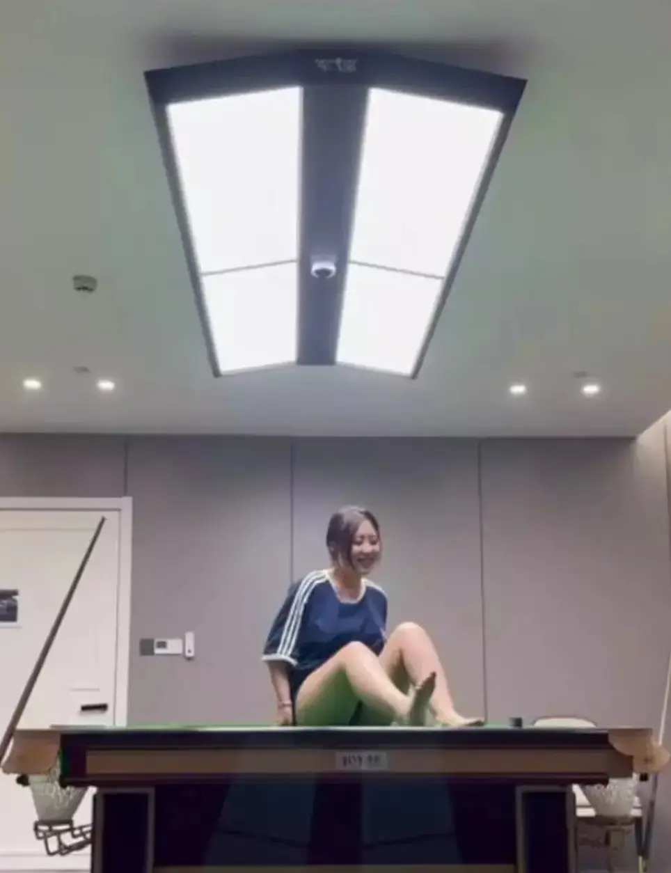 《江苏东台名爵台球厅》