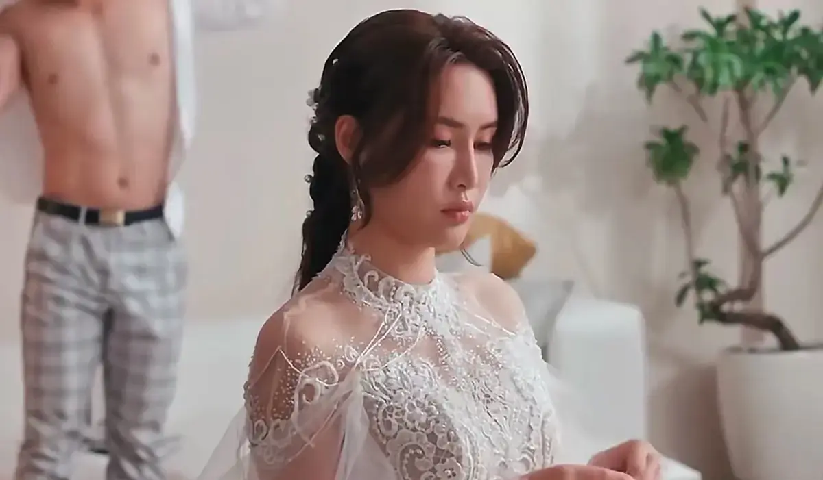 跟着艾熙老师看《苏畅-小凤新婚》，全程无剪切高清呈现 — 无广告干扰畅享追剧，官方中文版对白超带感 — 《苏畅-小凤新婚》香港爱情标杆，长期可看无后顾之忧