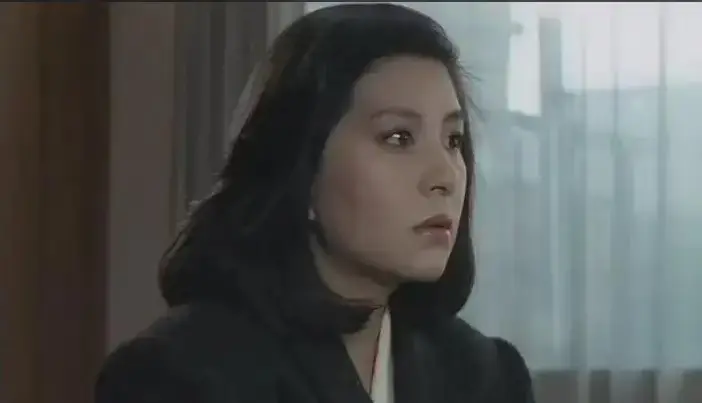 《黑皮肤上哭泣的女人》相关资源图片