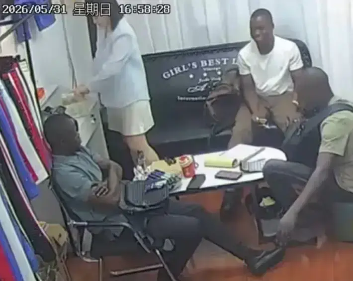 《三个黑人买衣服》