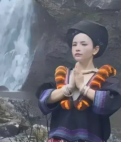 免费在线观看《苗族瀑布女孩》全季，高清HD画质无广告，樱花动漫、VS影院均可畅享，还有网盘免费分享！